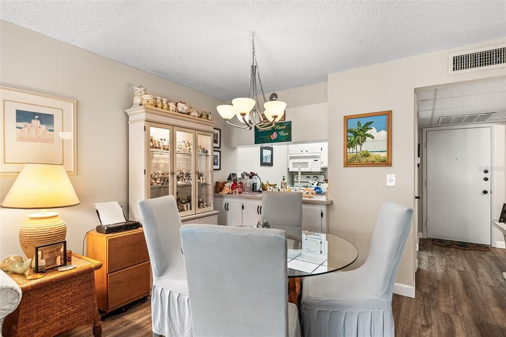 For Sale: $144,500 (1 beds, 1 baths, 725 Square Feet)