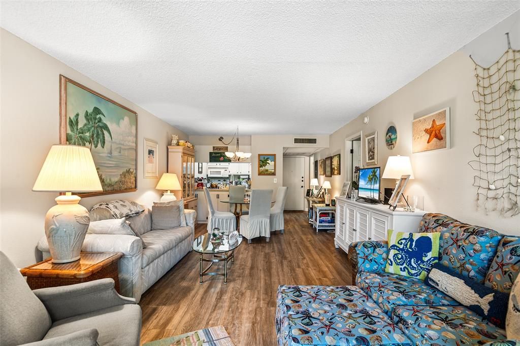 For Sale: $144,500 (1 beds, 1 baths, 725 Square Feet)