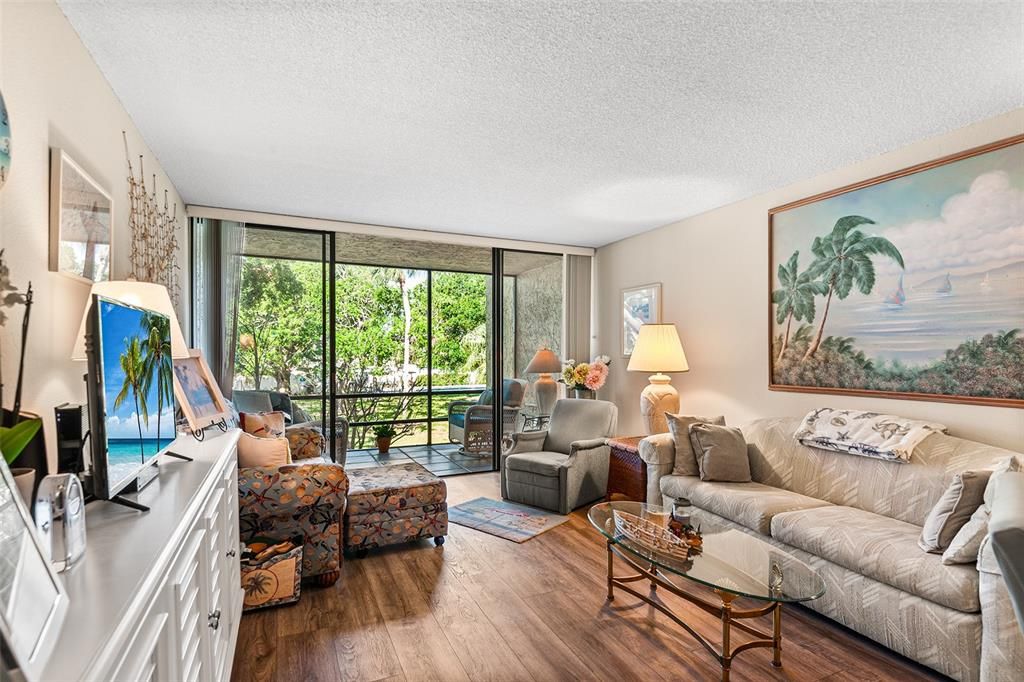 For Sale: $144,500 (1 beds, 1 baths, 725 Square Feet)