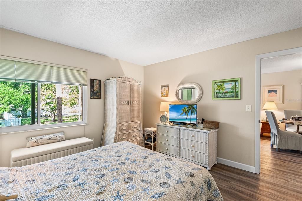 For Sale: $144,500 (1 beds, 1 baths, 725 Square Feet)