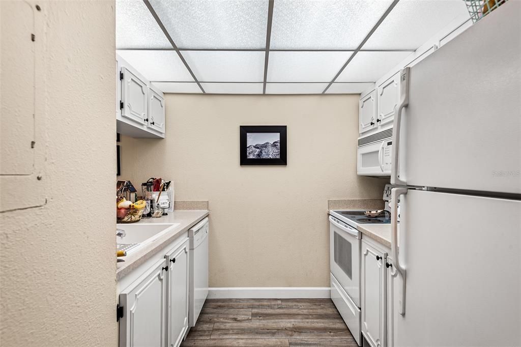 For Sale: $144,500 (1 beds, 1 baths, 725 Square Feet)