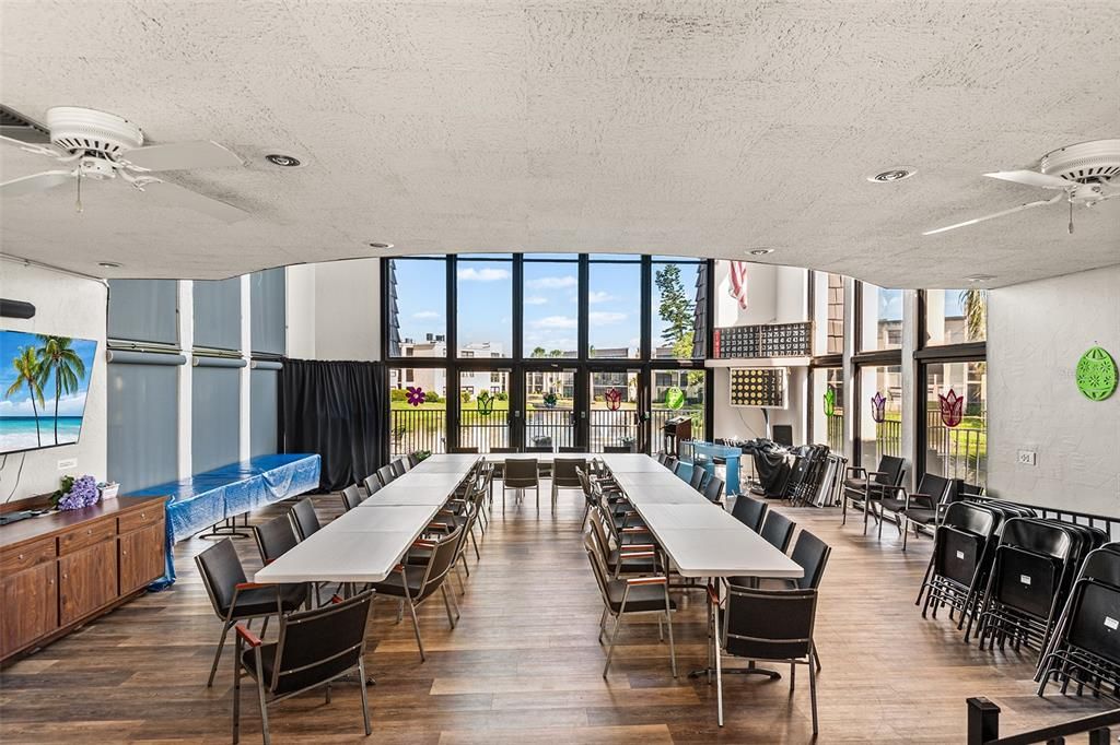 For Sale: $144,500 (1 beds, 1 baths, 725 Square Feet)