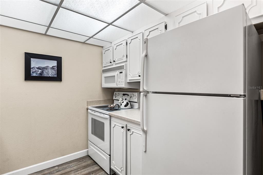 For Sale: $144,500 (1 beds, 1 baths, 725 Square Feet)