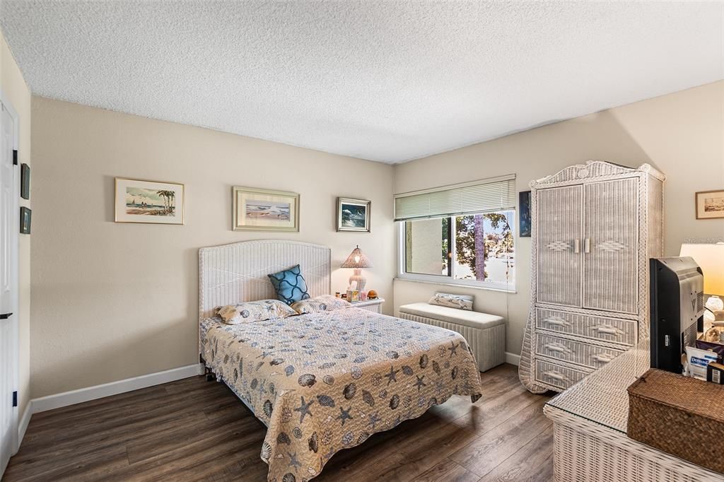 For Sale: $144,500 (1 beds, 1 baths, 725 Square Feet)