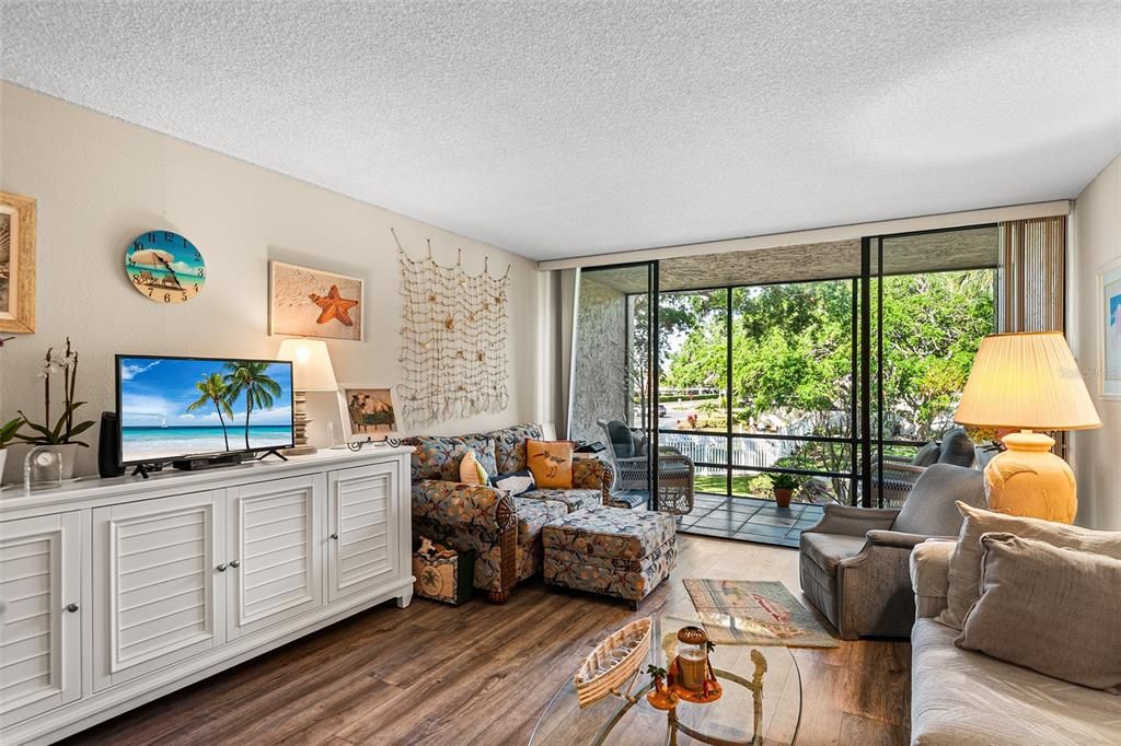 For Sale: $144,500 (1 beds, 1 baths, 725 Square Feet)