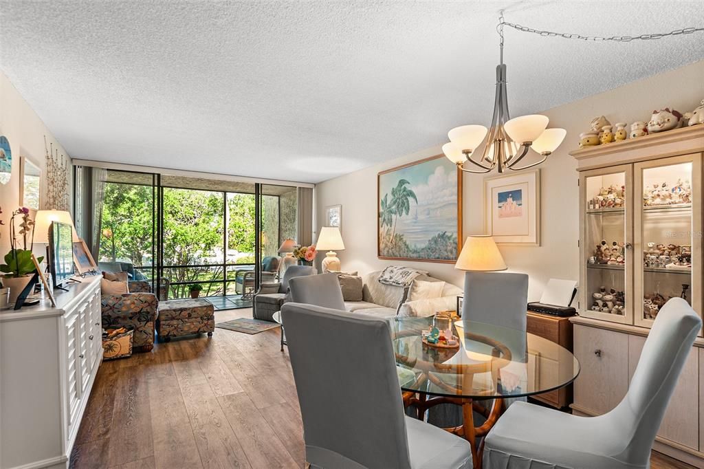 For Sale: $144,500 (1 beds, 1 baths, 725 Square Feet)