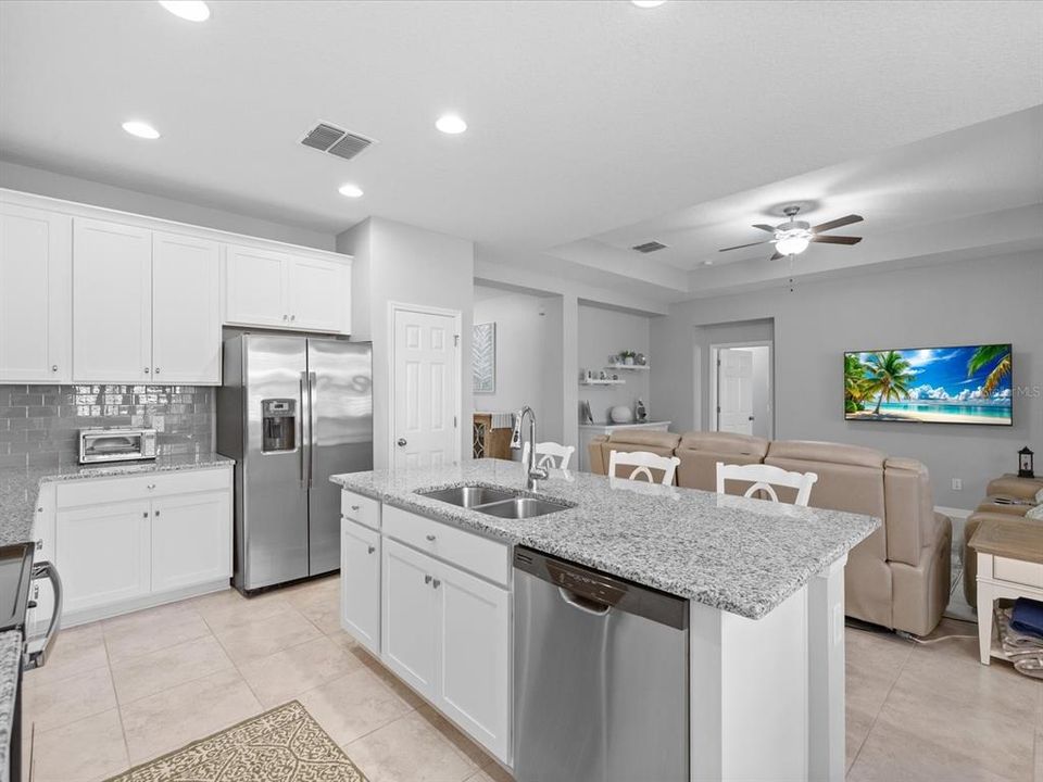 Под контрактом: $450,000 (4 спален, 3 ванн, 2208 Квадратных фут)