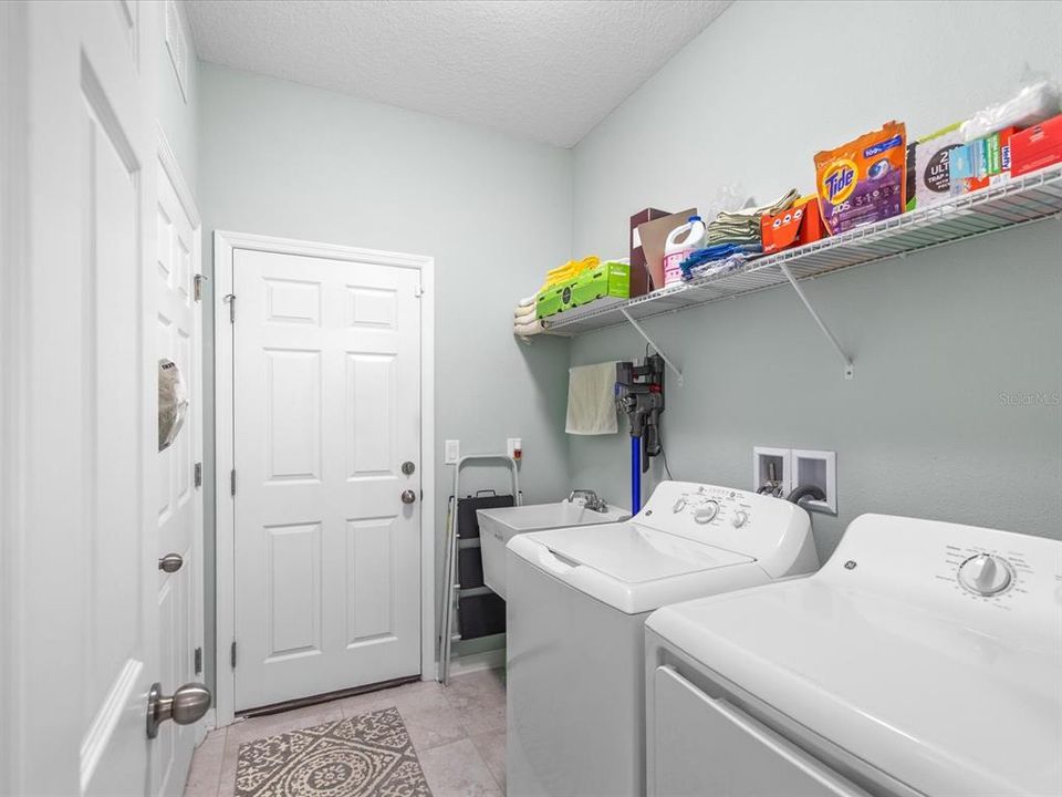 Под контрактом: $450,000 (4 спален, 3 ванн, 2208 Квадратных фут)