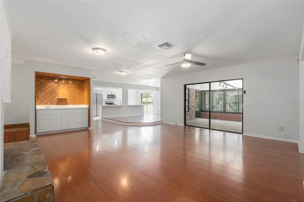 出租: $3,249 (4 贝兹, 2 浴室, 2729 平方英尺)