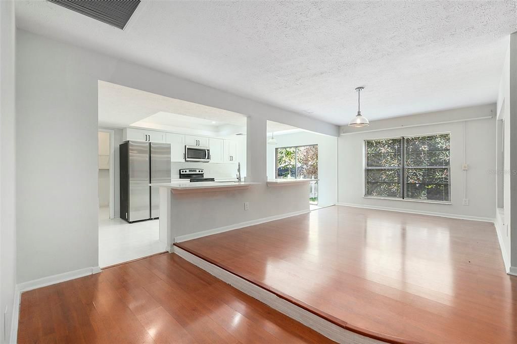 出租: $3,249 (4 贝兹, 2 浴室, 2729 平方英尺)