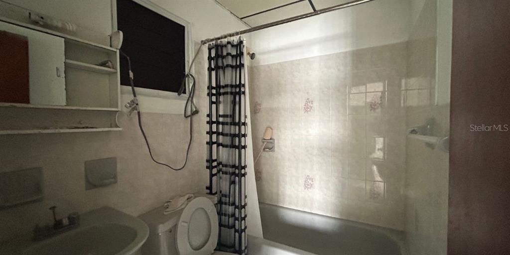 Activo con contrato: $159,900 (5 camas, 4 baños, 2200 Pies cuadrados)