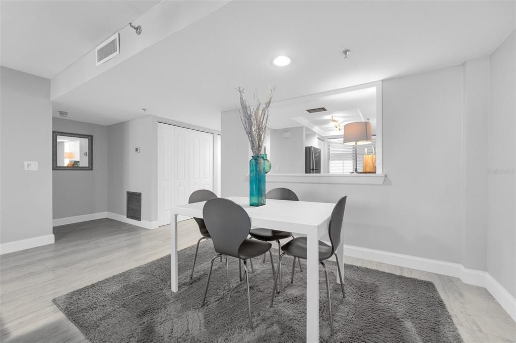 待售: $289,500 (2 贝兹, 2 浴室, 1304 平方英尺)