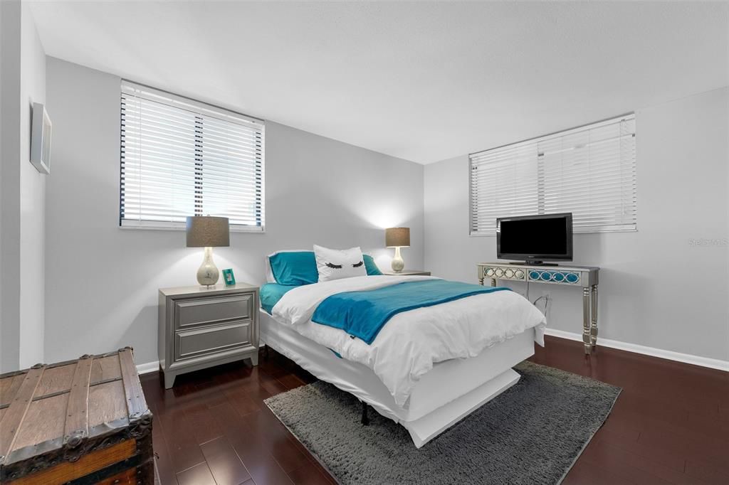 待售: $289,500 (2 贝兹, 2 浴室, 1304 平方英尺)