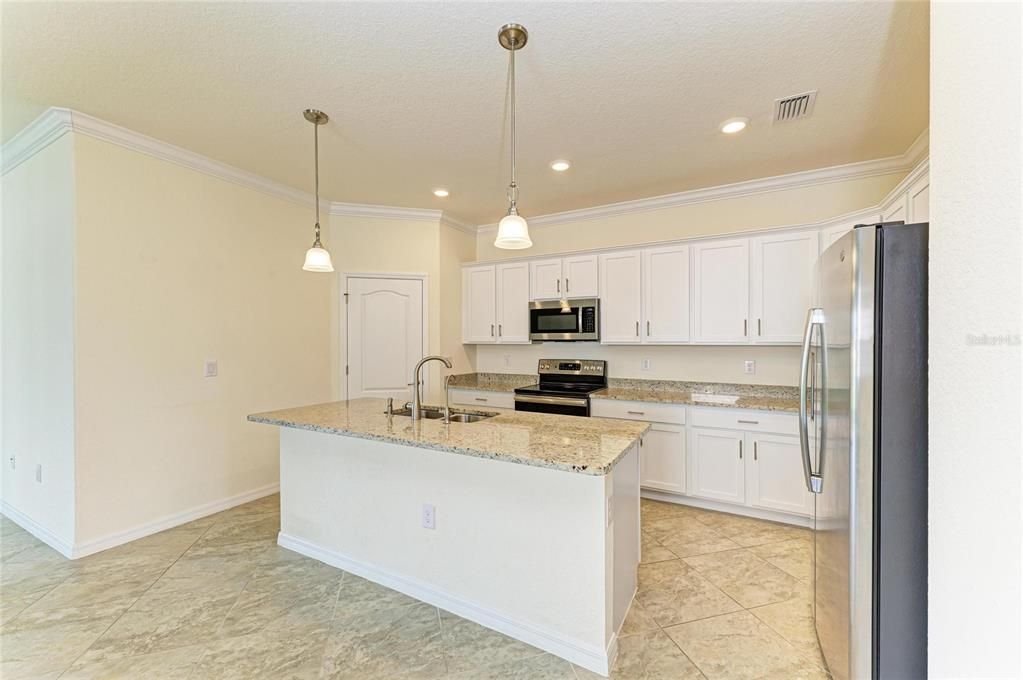 For Sale: $400,000 (3 beds, 3 baths, 1855 Square Feet)