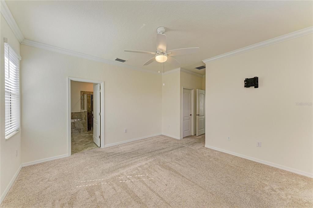 For Sale: $400,000 (3 beds, 3 baths, 1855 Square Feet)