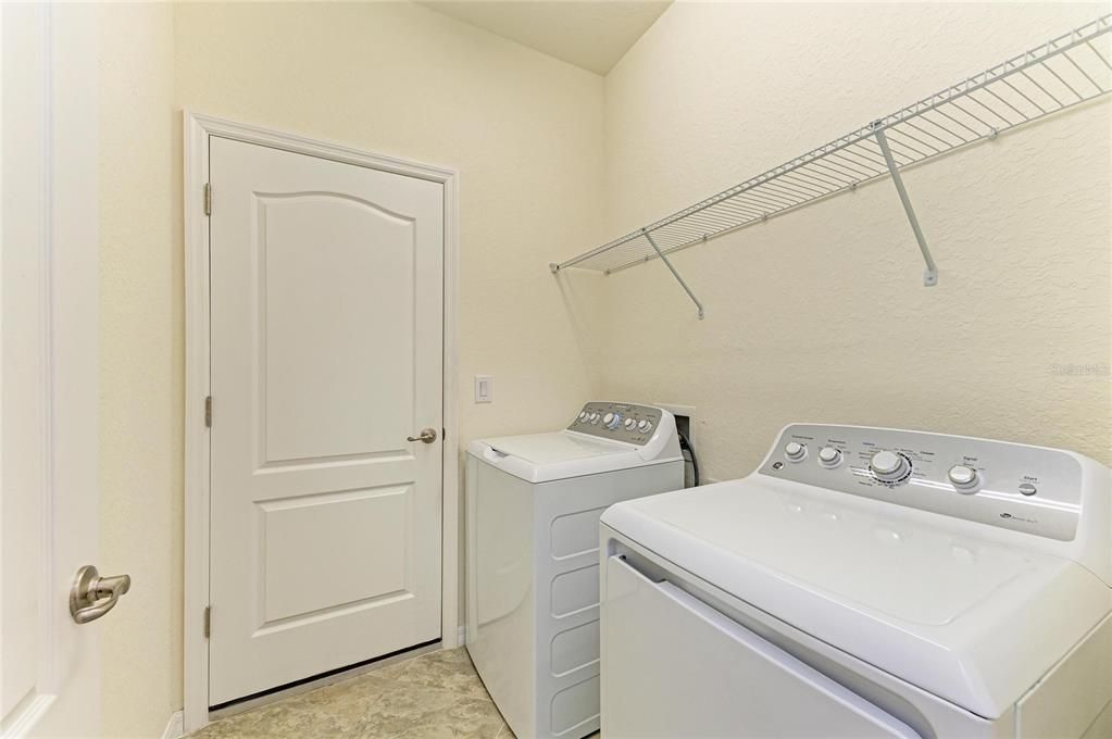 For Sale: $400,000 (3 beds, 3 baths, 1855 Square Feet)