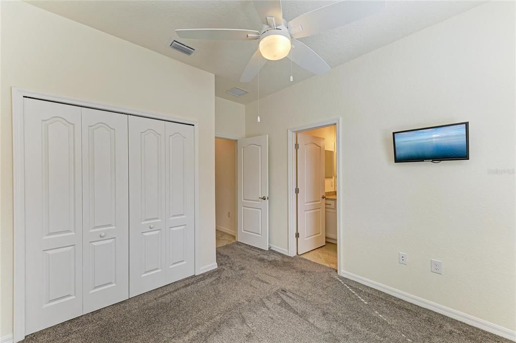 For Sale: $400,000 (3 beds, 3 baths, 1855 Square Feet)