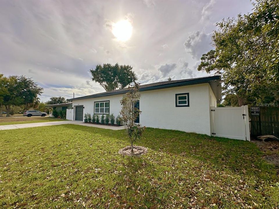 Active With Contract: $539,900 (3 beds, 2 baths, 2053 Square Feet)