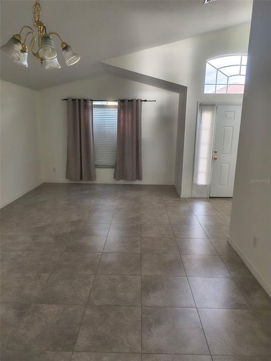 出租: $2,500 (4 贝兹, 2 浴室, 1950 平方英尺)