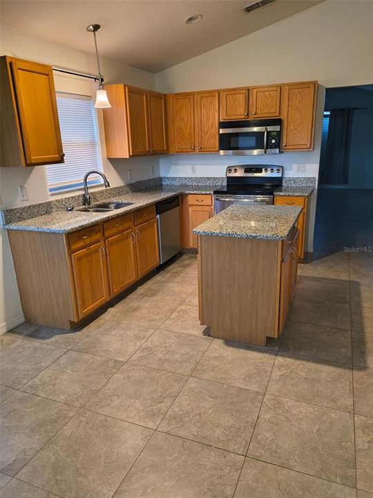 出租: $2,500 (4 贝兹, 2 浴室, 1950 平方英尺)