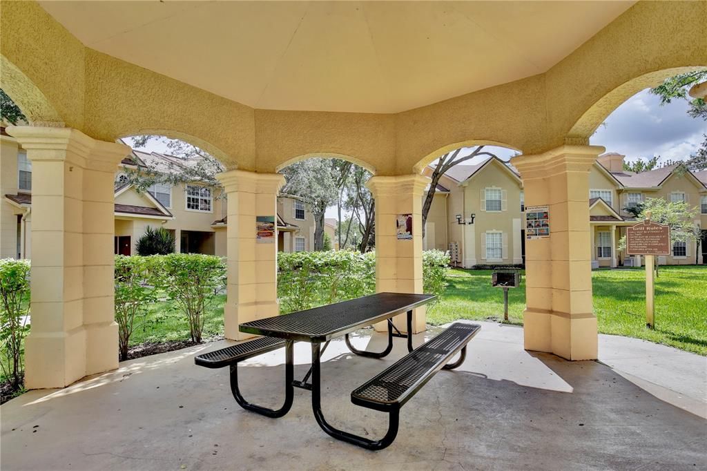 Activo con contrato: $208,000 (3 camas, 2 baños, 1194 Pies cuadrados)