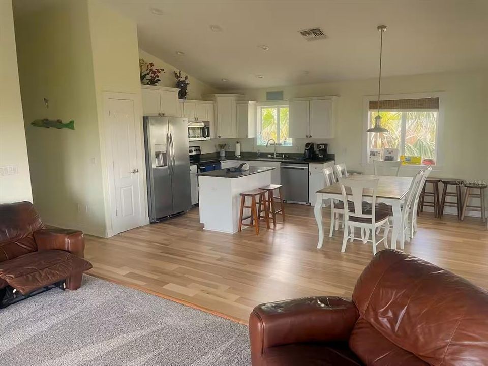 For Sale: $675,000 (3 beds, 2 baths, 1260 Square Feet)