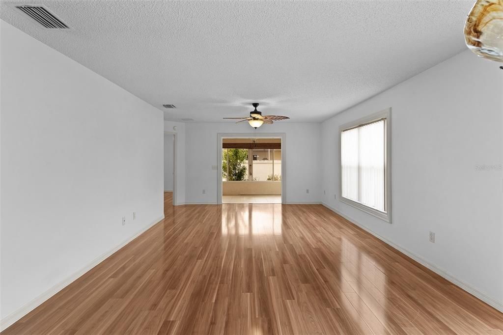 For Sale: $300,000 (2 beds, 2 baths, 1186 Square Feet)