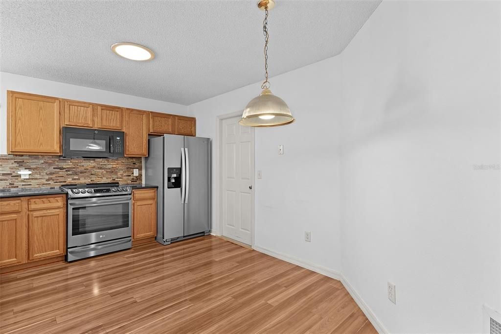 For Sale: $300,000 (2 beds, 2 baths, 1186 Square Feet)