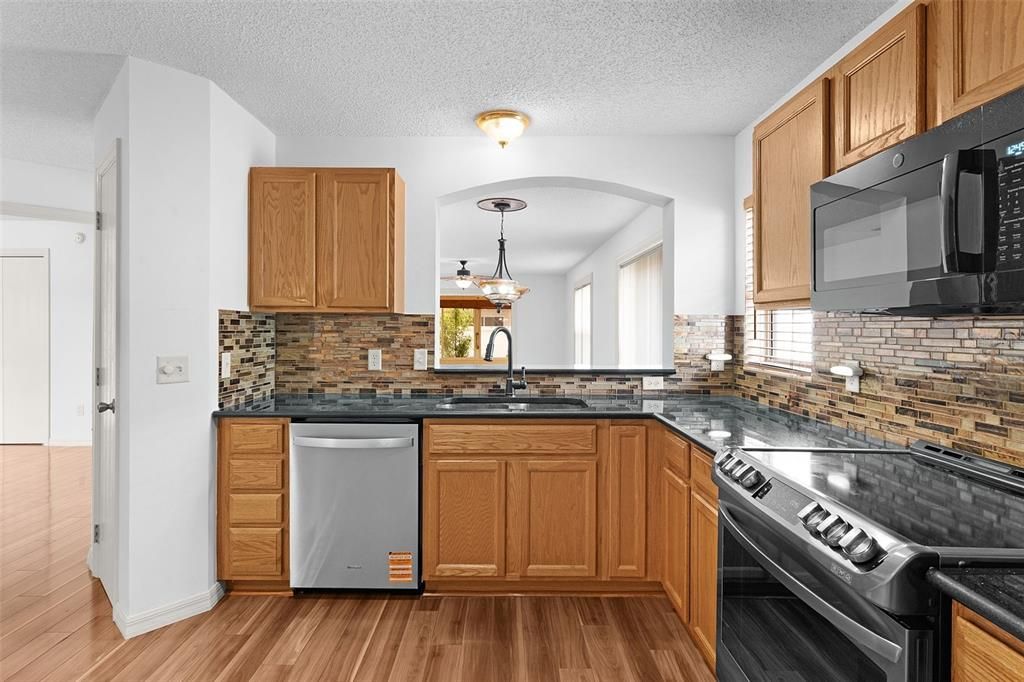 For Sale: $300,000 (2 beds, 2 baths, 1186 Square Feet)