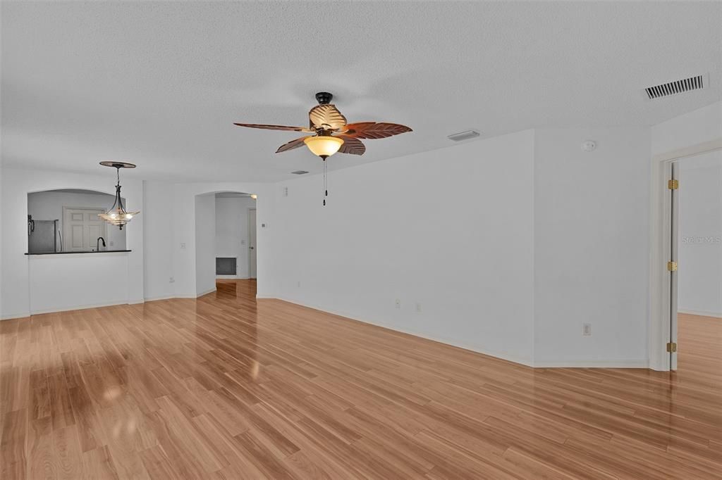 For Sale: $300,000 (2 beds, 2 baths, 1186 Square Feet)