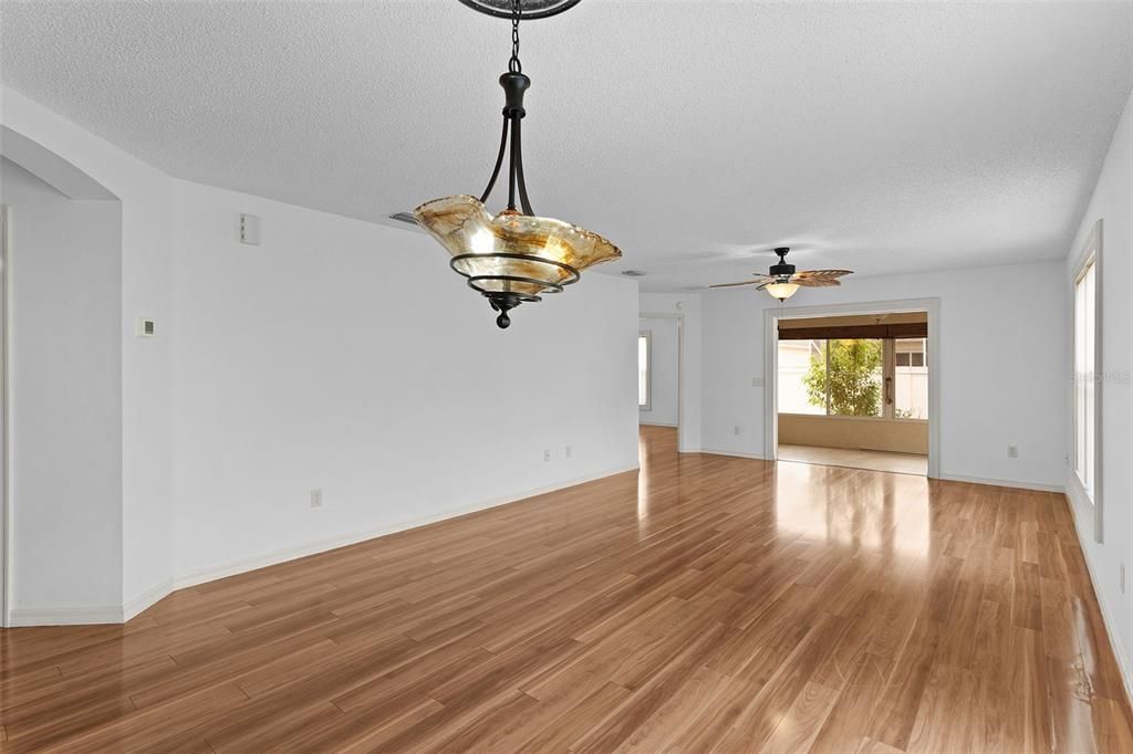 For Sale: $300,000 (2 beds, 2 baths, 1186 Square Feet)