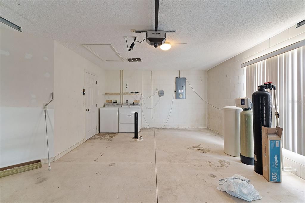 For Sale: $300,000 (2 beds, 2 baths, 1186 Square Feet)