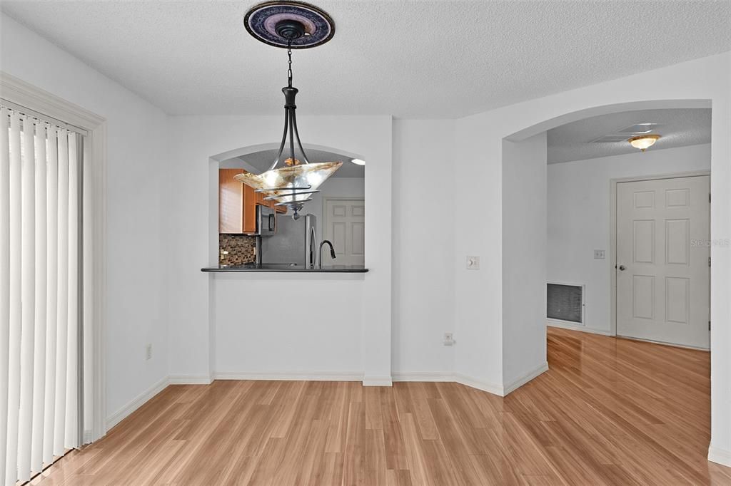 For Sale: $300,000 (2 beds, 2 baths, 1186 Square Feet)