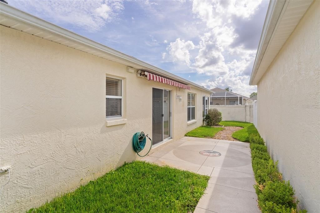 For Sale: $300,000 (2 beds, 2 baths, 1186 Square Feet)