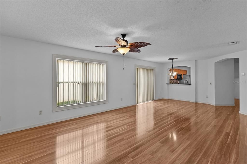 For Sale: $300,000 (2 beds, 2 baths, 1186 Square Feet)