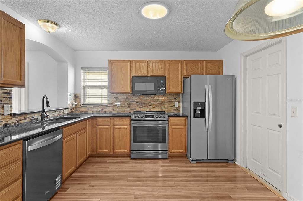 For Sale: $300,000 (2 beds, 2 baths, 1186 Square Feet)