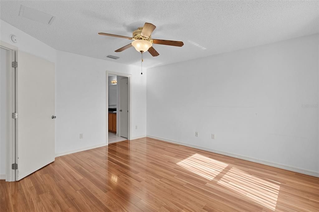 For Sale: $300,000 (2 beds, 2 baths, 1186 Square Feet)