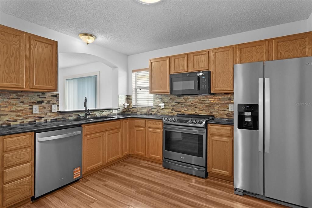 For Sale: $300,000 (2 beds, 2 baths, 1186 Square Feet)