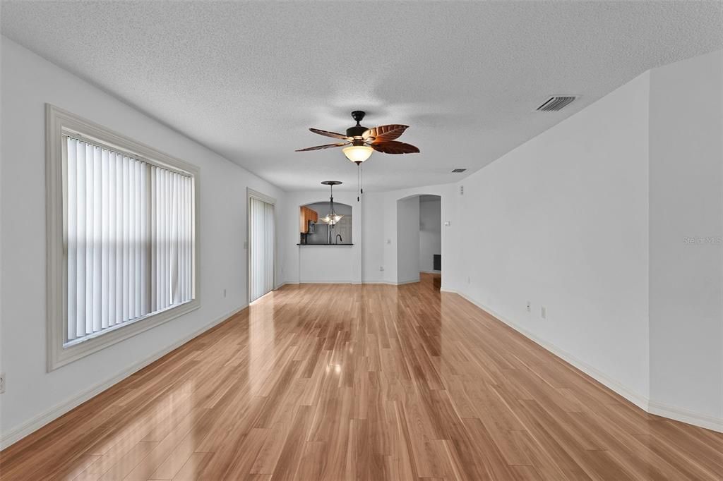 For Sale: $300,000 (2 beds, 2 baths, 1186 Square Feet)