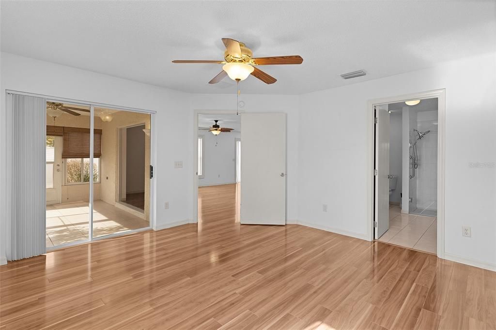 For Sale: $300,000 (2 beds, 2 baths, 1186 Square Feet)