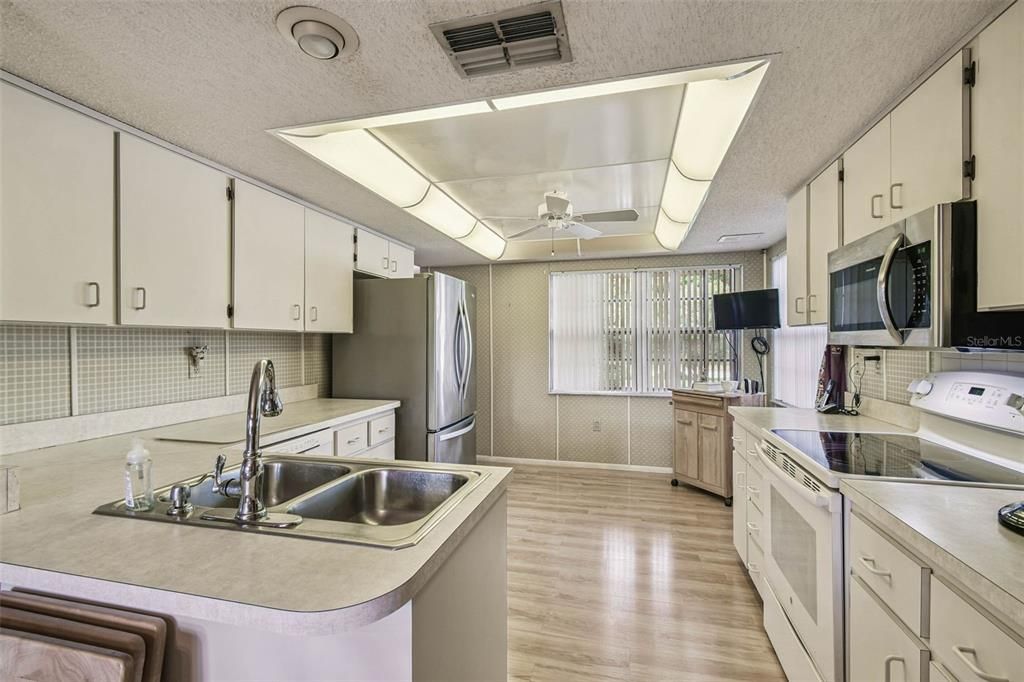 For Sale: $295,000 (3 beds, 2 baths, 1572 Square Feet)