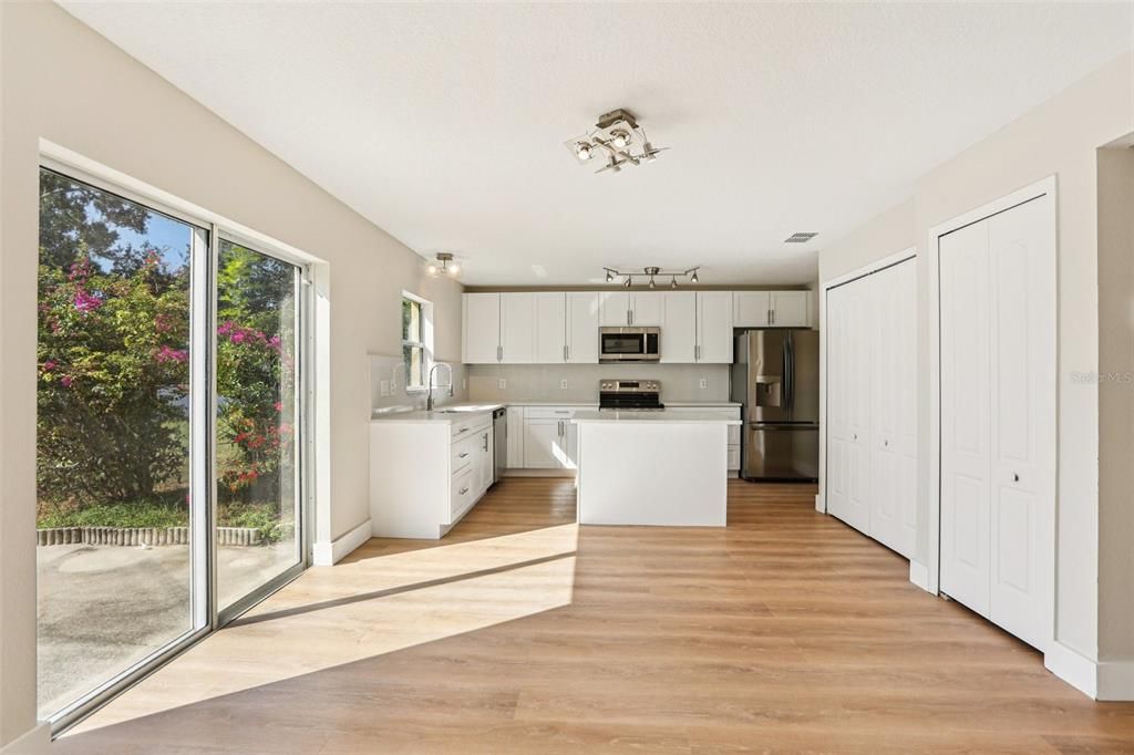 合同活跃: $339,900 (4 贝兹, 2 浴室, 2268 平方英尺)