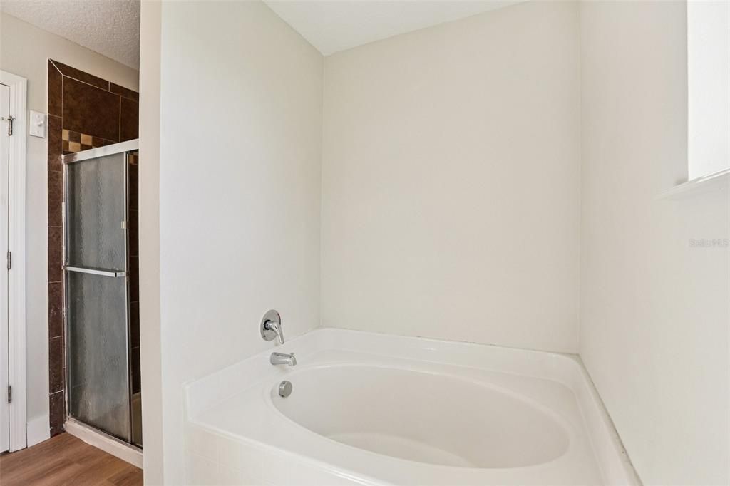 合同活跃: $339,900 (4 贝兹, 2 浴室, 2268 平方英尺)