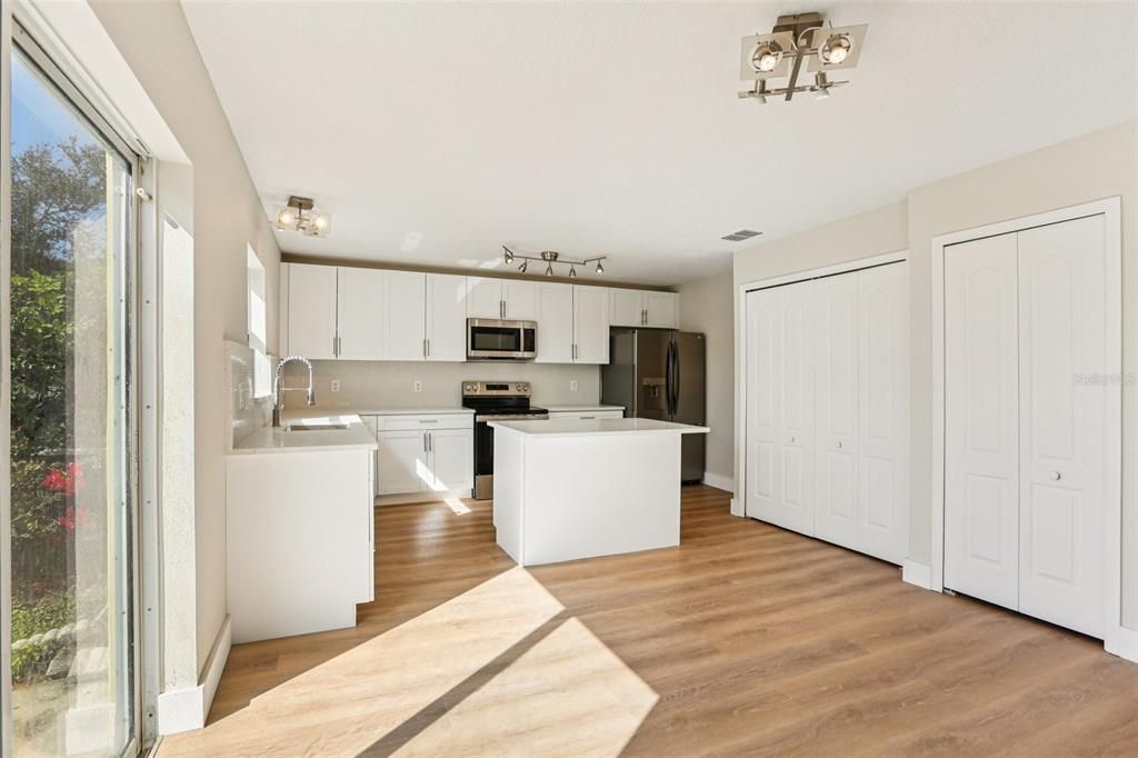 合同活跃: $339,900 (4 贝兹, 2 浴室, 2268 平方英尺)