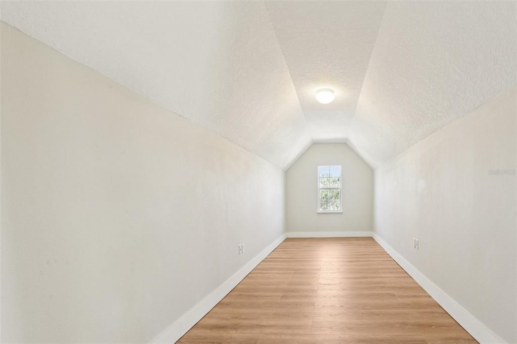 合同活跃: $339,900 (4 贝兹, 2 浴室, 2268 平方英尺)