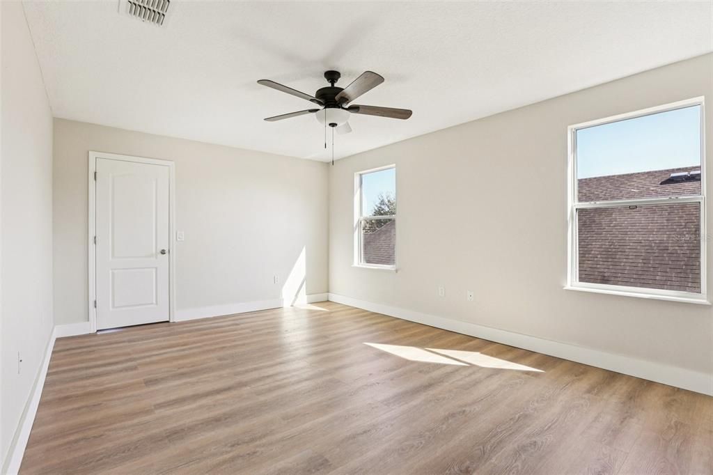 合同活跃: $339,900 (4 贝兹, 2 浴室, 2268 平方英尺)