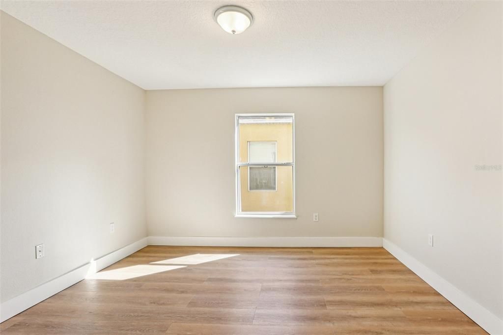 合同活跃: $339,900 (4 贝兹, 2 浴室, 2268 平方英尺)