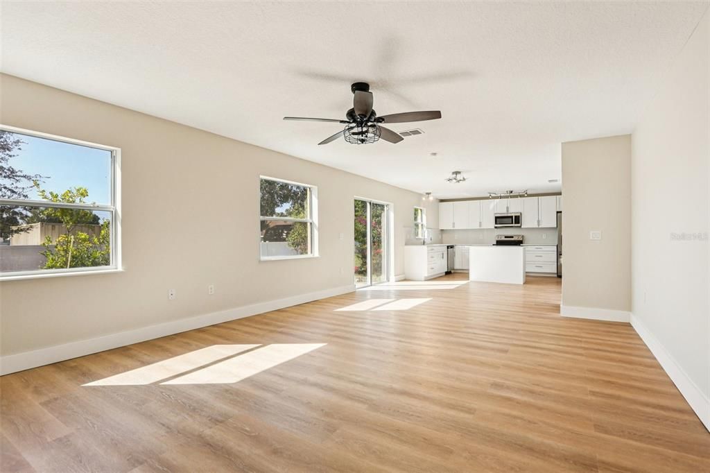 合同活跃: $339,900 (4 贝兹, 2 浴室, 2268 平方英尺)