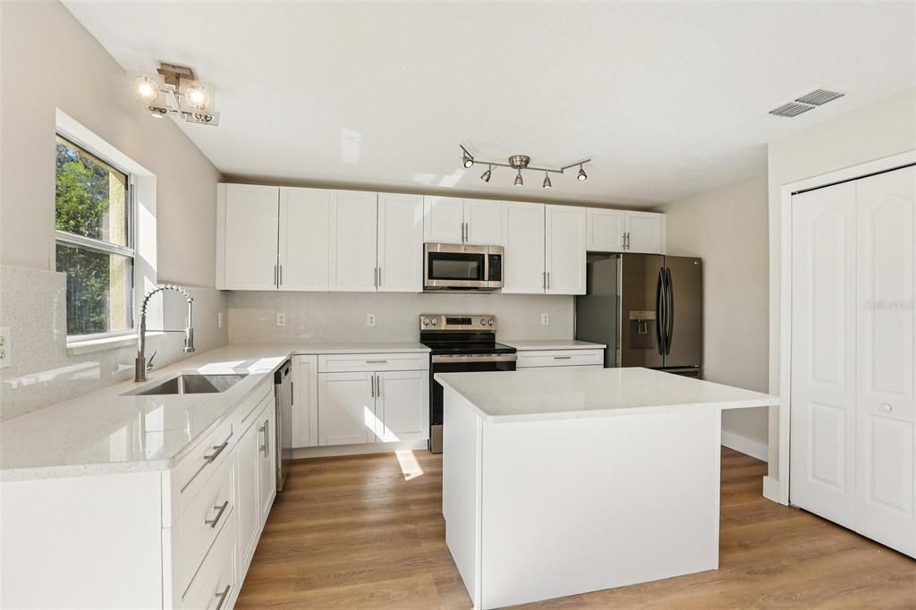 合同活跃: $339,900 (4 贝兹, 2 浴室, 2268 平方英尺)