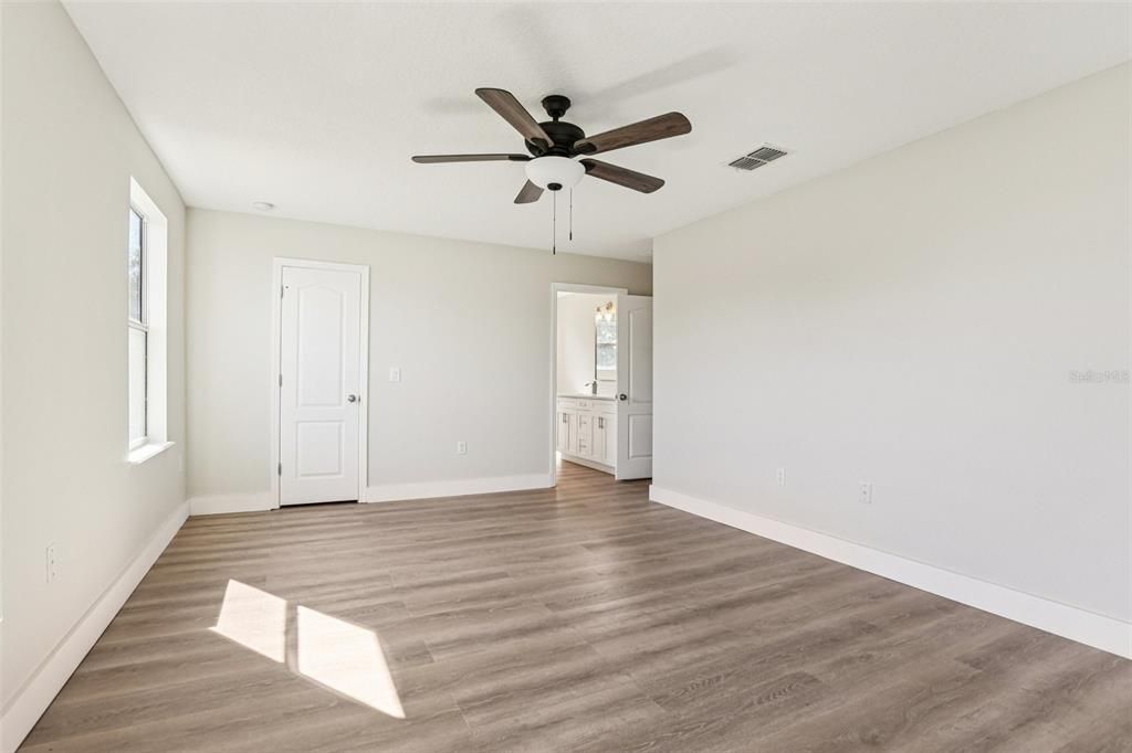 合同活跃: $339,900 (4 贝兹, 2 浴室, 2268 平方英尺)